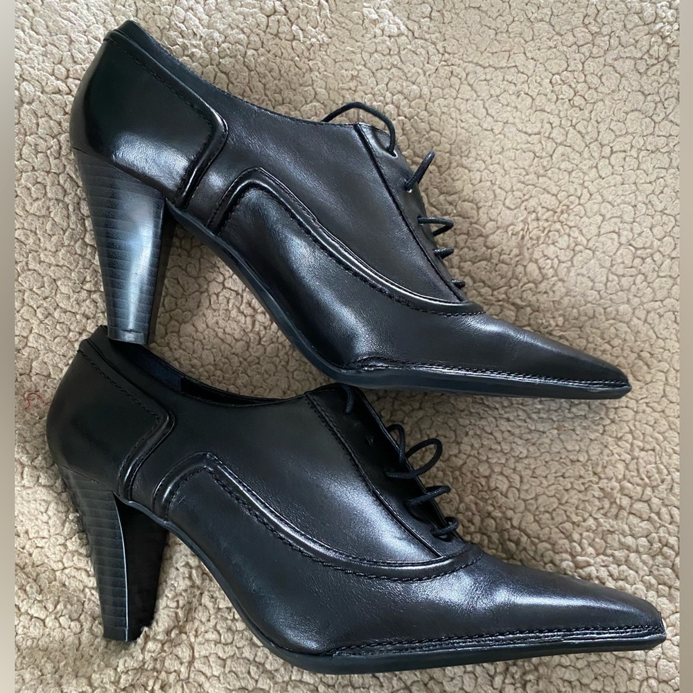 What’s what by Aerosole Lace up Heel Black Leather Snip Toe Shoes Size 6 1/2 Med
